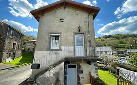 Maison aux pieds des volcans